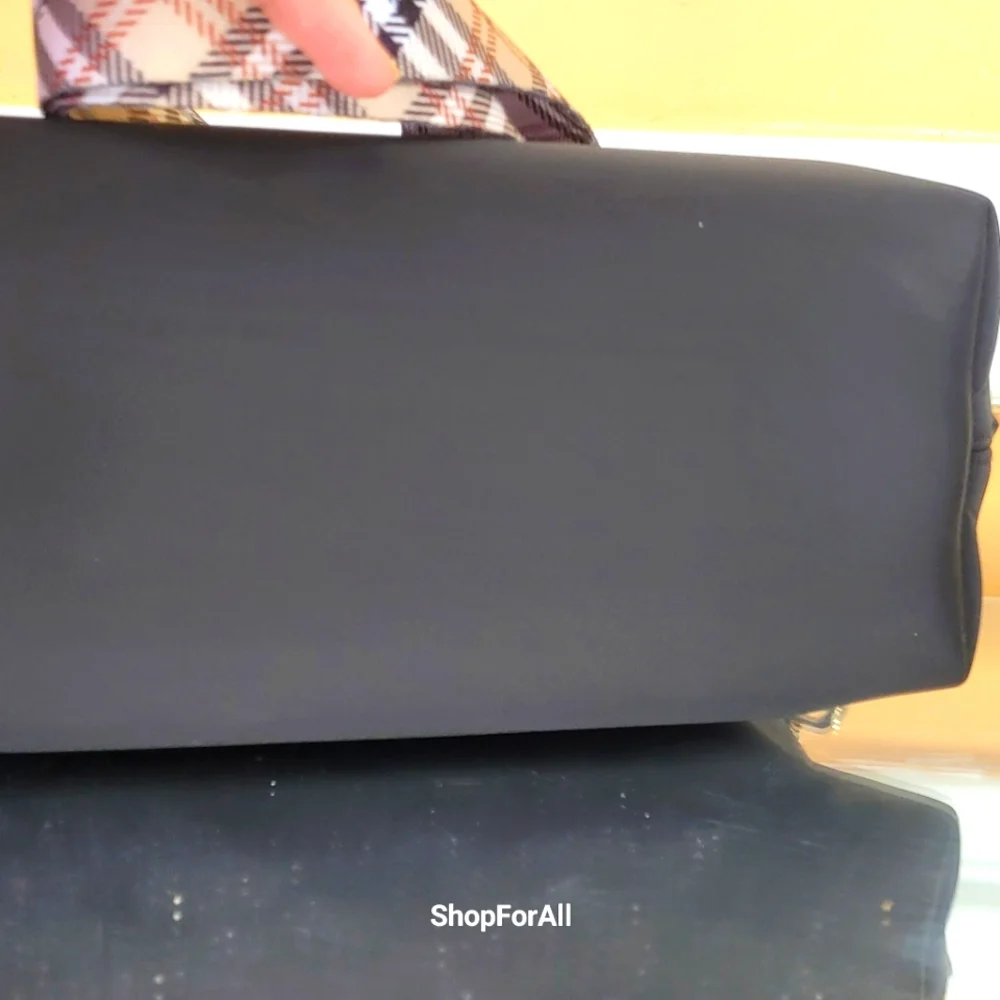 - Burberry pouch /crossbody bag/ Toiletry bag/ travel bag/ shoulder bag - Picture 8 of 11